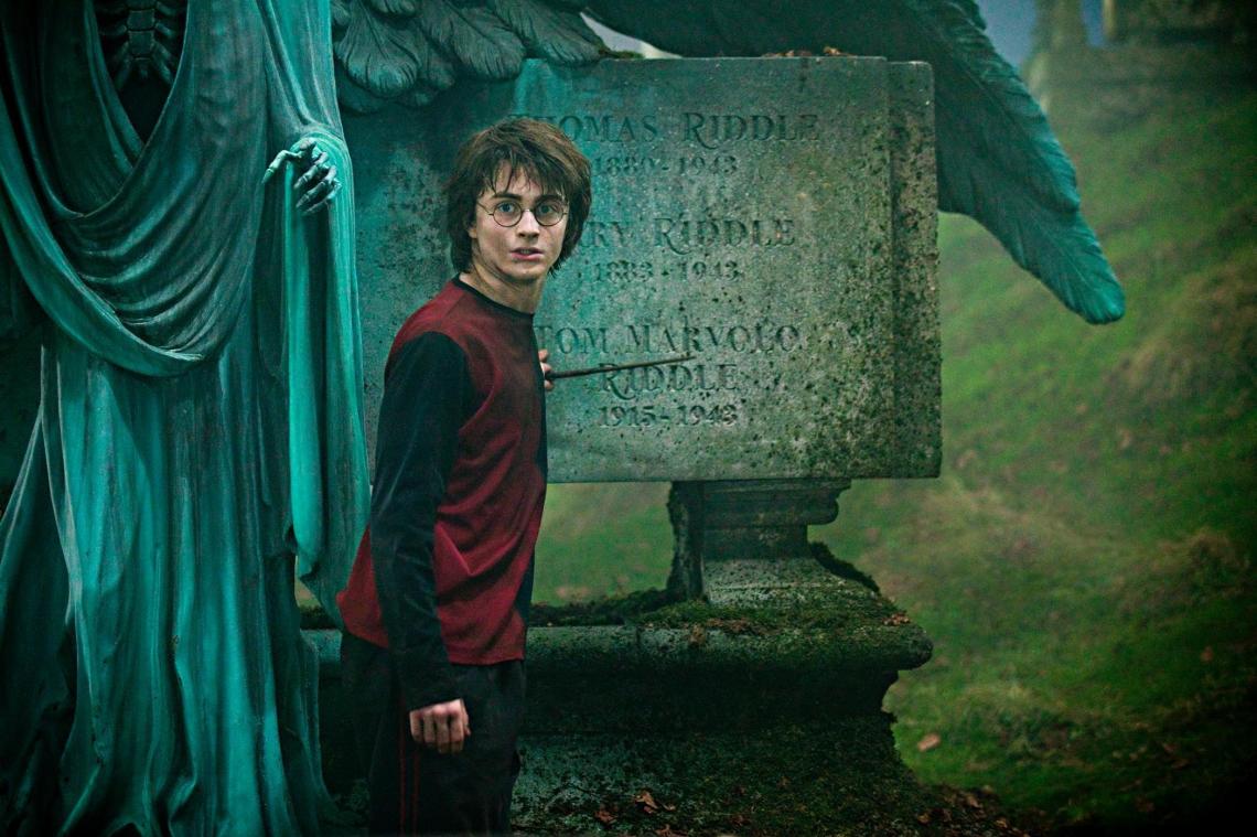 harry-in-the-graveyard-goblet-of-fire-2617018-2100-1399